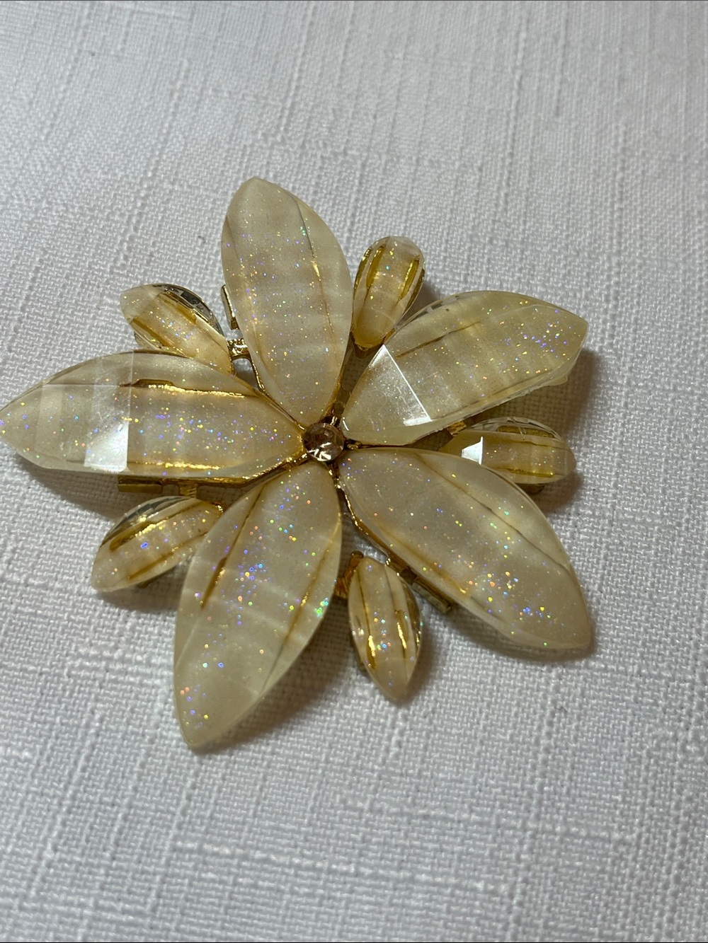 Vintage floral pendant. Flower
Feminine
Gold tone